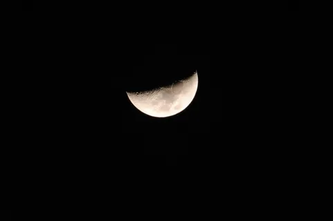 黑夜上弦月图片 黑夜上弦月图片