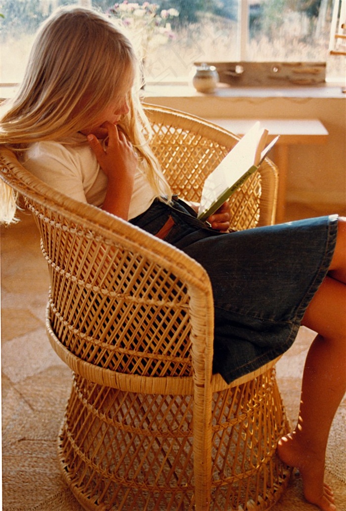 独自静静看书的少女小女孩