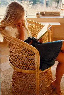 独自静静看书的少女小女孩