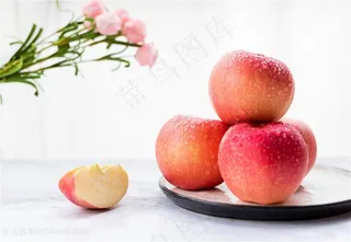 窗台前的新鲜苹果摄影图片