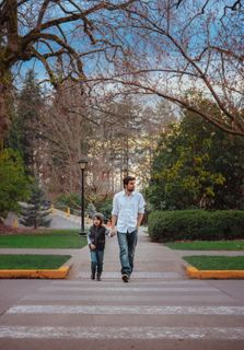 父子过马路图片