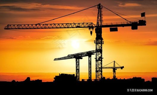夕阳里的大型起重器械塔吊剪影
