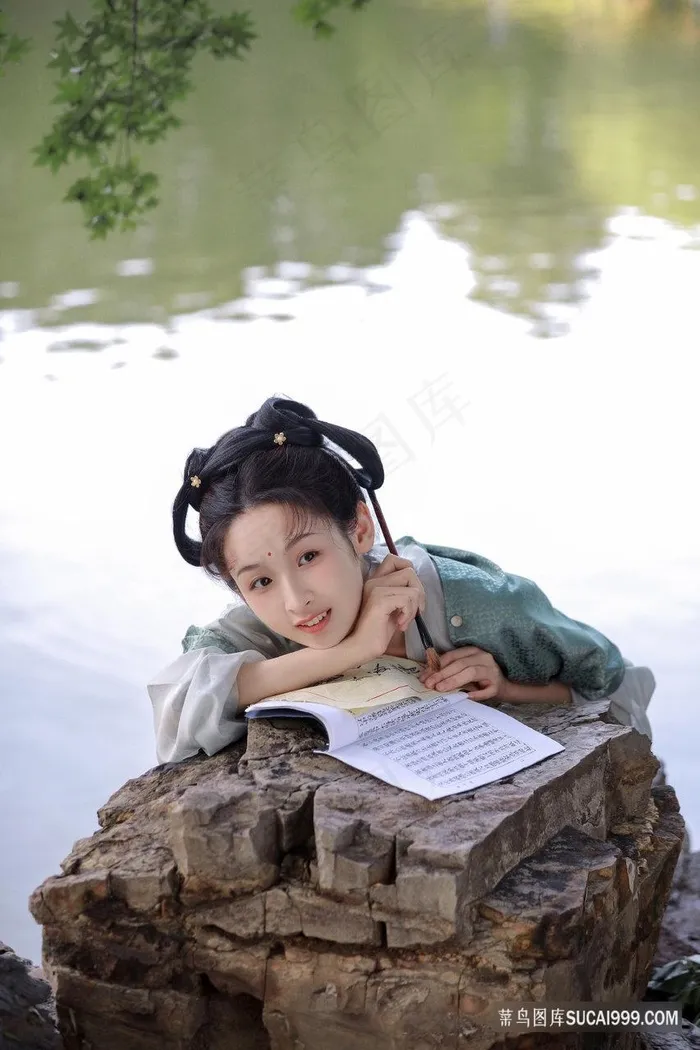 清纯可爱池塘边识字的少女写真图片