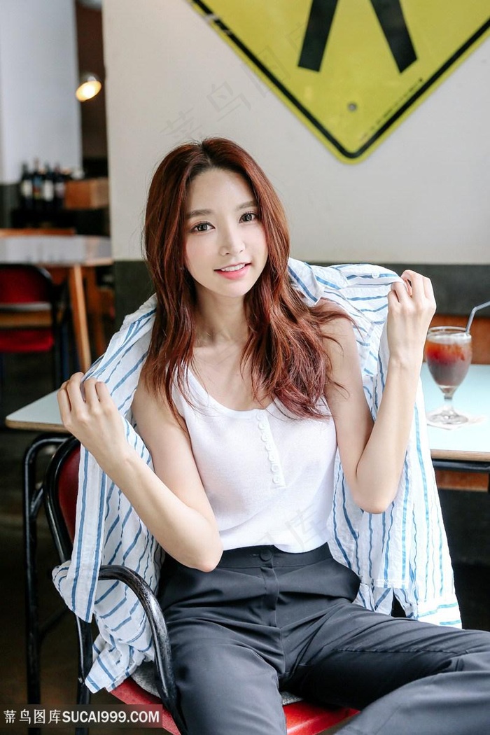 坐在椅子上的韩国漂亮美女朴秀妍图片