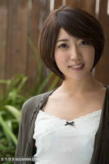 高清日本短发知性美女图片