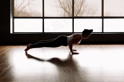 平板支撑姿势图片 平板支撑姿势图片