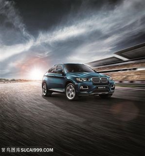 蓝色宝马汽车合成天空背景图片