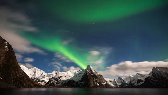 绿色极光壁纸图片