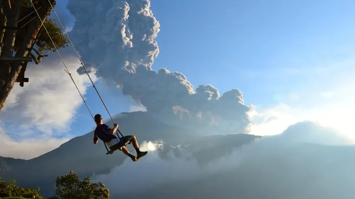 高清白云荡秋千风景