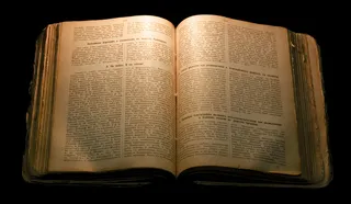 翻开的英文书本图片