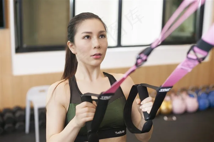 健身房里健身的美女图