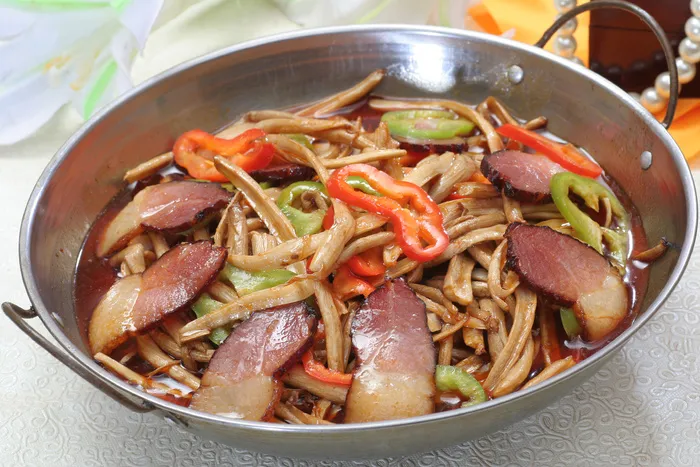 干锅腊肉茶树菇