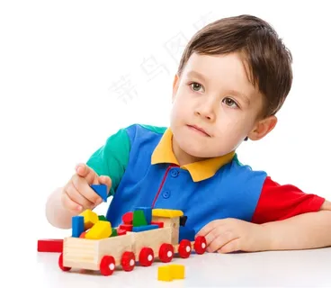 小孩子玩积木火车