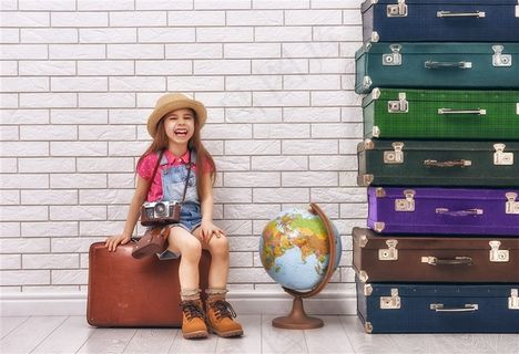 小女孩与行李箱