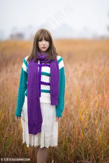 站在荒草中的韩国美女李恩慧图片