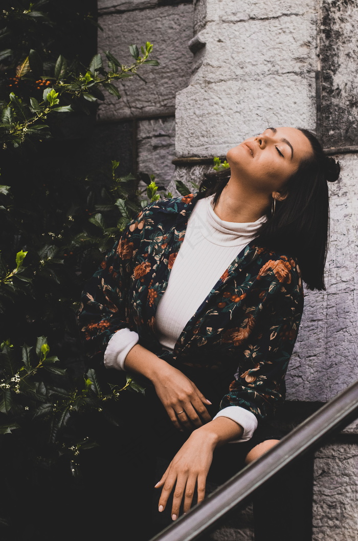 侧颜少妇户外写真图片