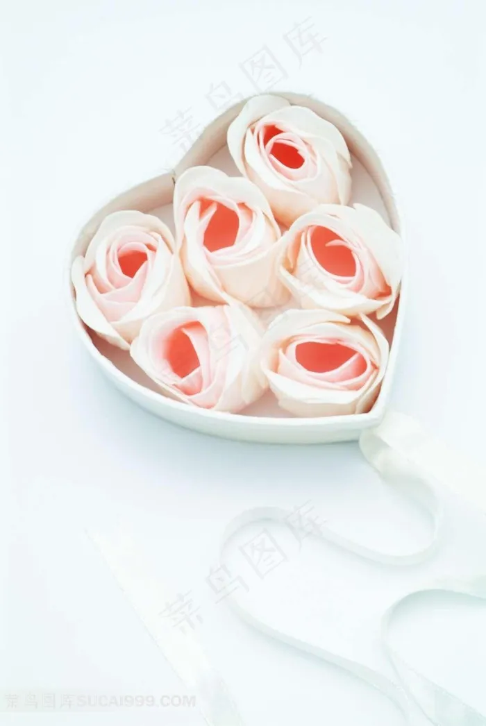 装满粉玫瑰的心形盒子