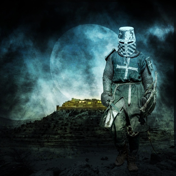 夜色古堡前的骑士