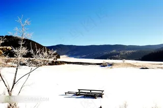 湛蓝天空与孤寂的远山图片