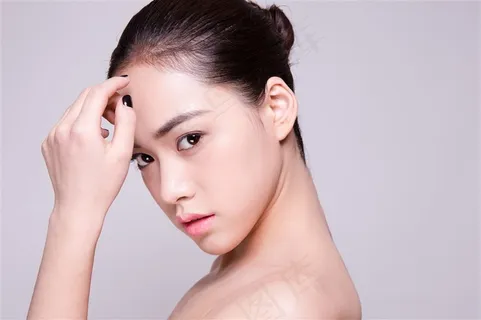 抚摸额头的清新盘发美女