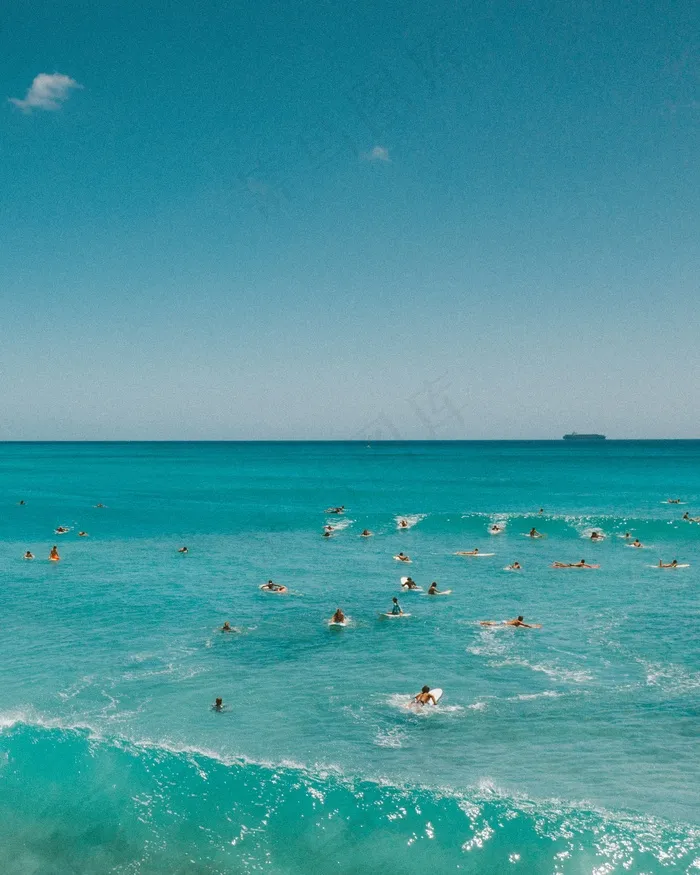 海滩上冲浪人群图片