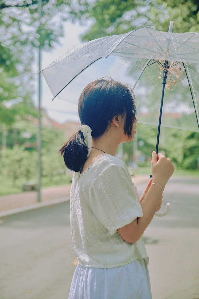 美女撑伞背影图片