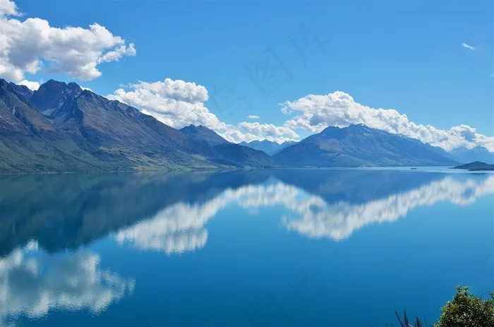 蓝天白云下的湖面