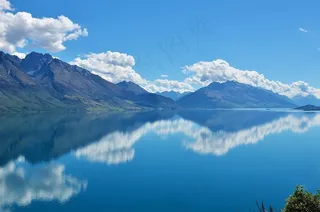 蓝天白云下的湖面