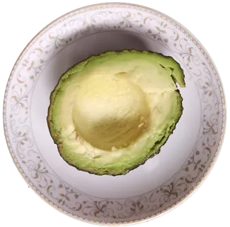 梨形瓷碟带核半个牛油果切开去核果绿色油脂瓤免抠摄影实拍实物元素素材