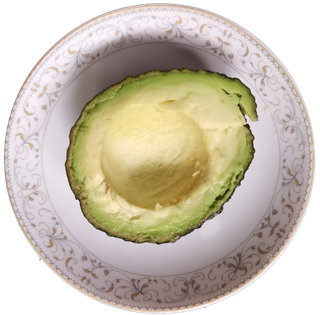 梨形瓷碟带核半个牛油果切开去核果绿色油脂瓤免抠摄影实拍实物元素素材