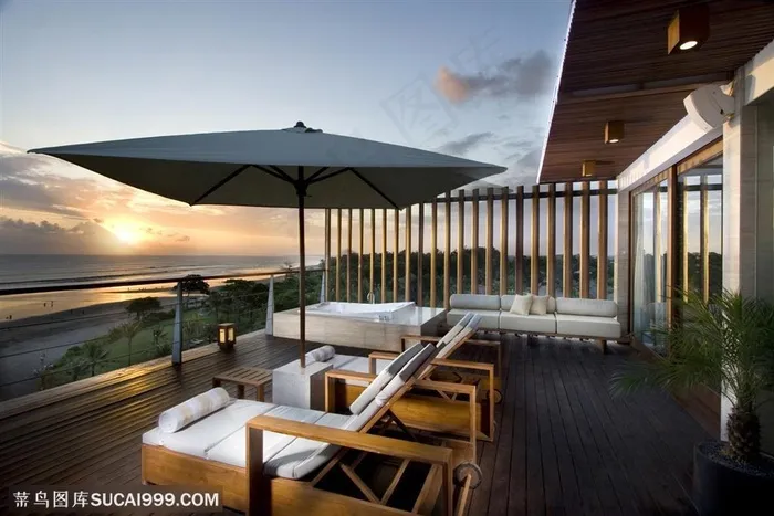 夕阳海边高档别墅躺椅与遮阳伞