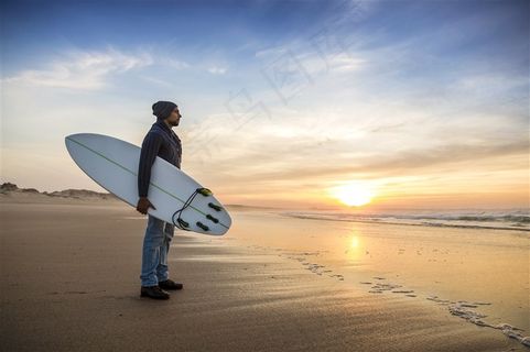 蓝色天空下的男人和冲浪板