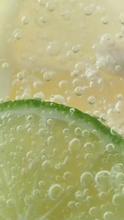 柠檬切成两半蘸苏打水