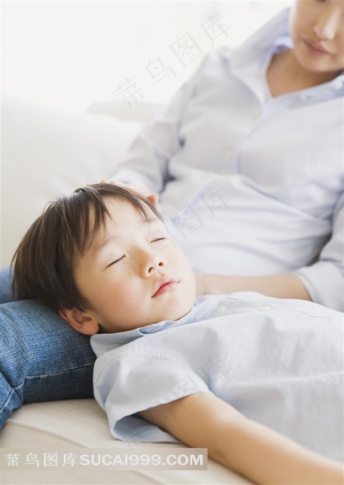 亲子广告元素 儿子躺在在爸爸腿上睡觉特写