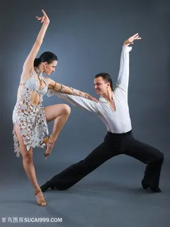 正在练习拉丁舞的男女