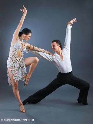 正在练习拉丁舞的男女