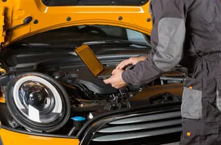 维修汽车的工人大图