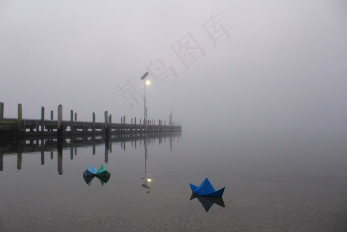 清晨码头木栈桥风景图片