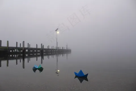 清晨码头木栈桥风景图片