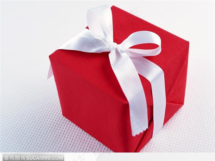 打着白色结的红色小礼盒