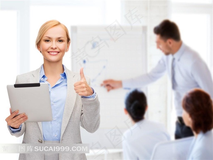 竖大拇指的职业女性