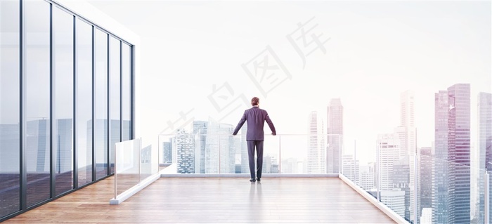 站在平台高处展望城市的商务人