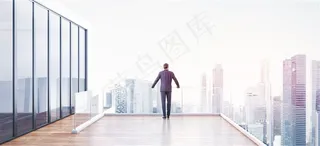站在平台高处展望城市的商务人