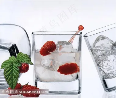 冰镇桑葚果薄荷梳打水