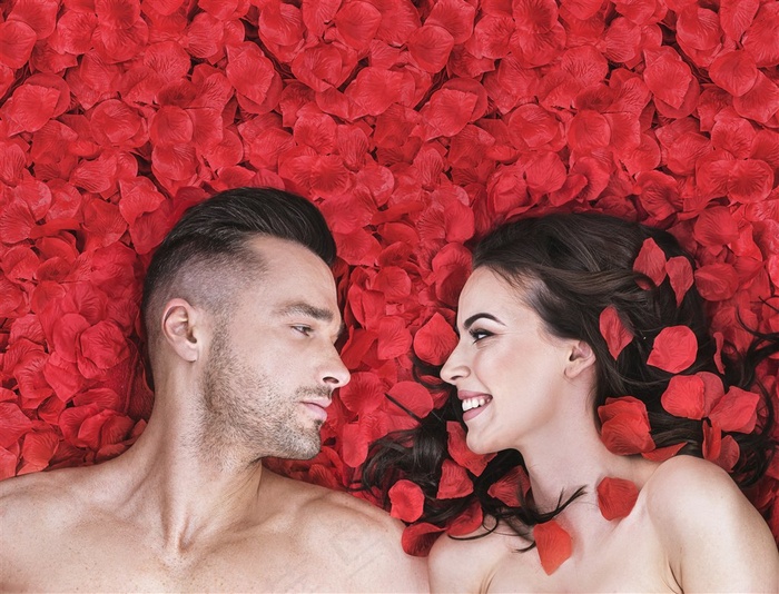 花瓣中的情侣图片