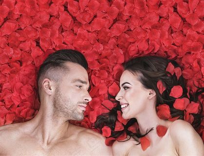 花瓣中的情侣图片