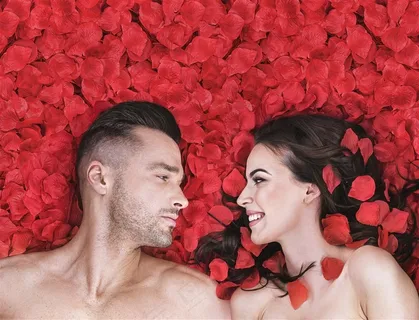 花瓣中的情侣图片