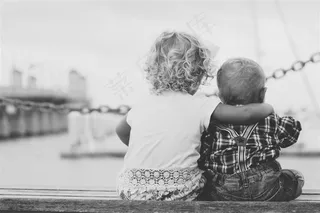 两个小宝宝坐在岸边远眺