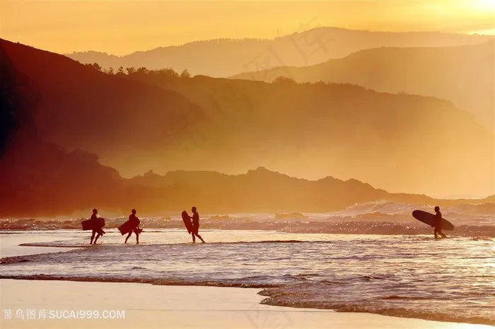 唯美黄昏海边冲浪高清图片