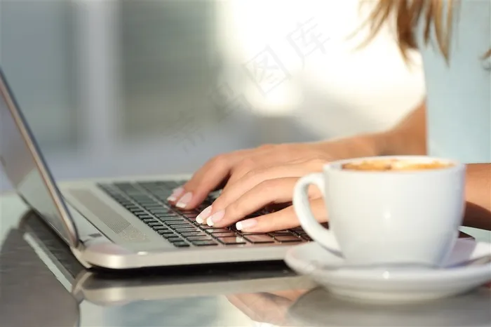 正在认真敲击键盘的工作人员素材高清图片